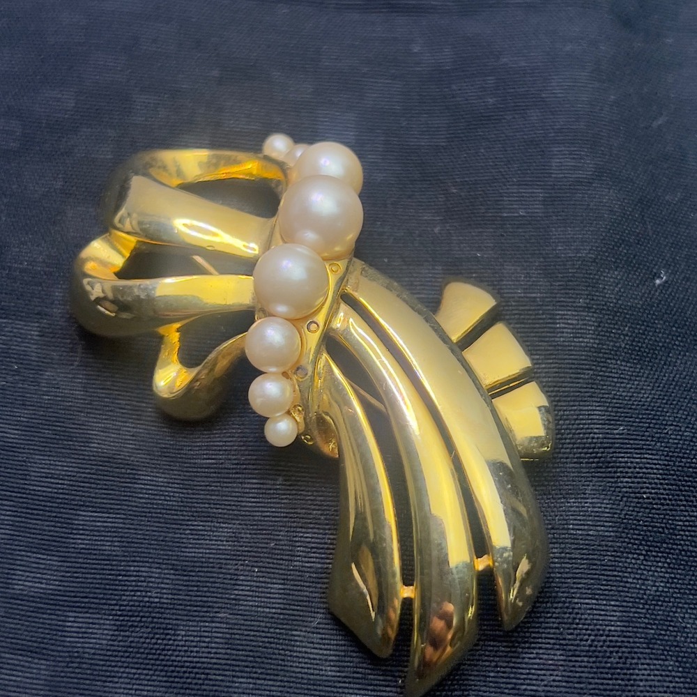 Vintage Gold Tone Spray Brooch with Graduated Faux Pearls Elegant Lapel Pin